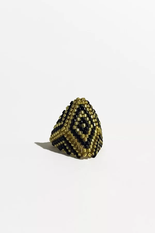 Anillo triangular dorado negro